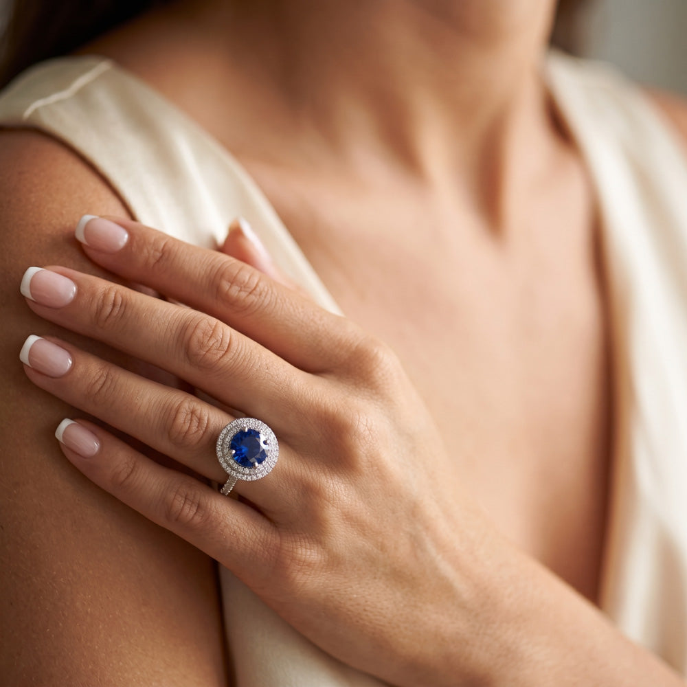 Anello da donna con diamante Halo. gioielli in oro con zaffiro blu profondo 4.50 carati