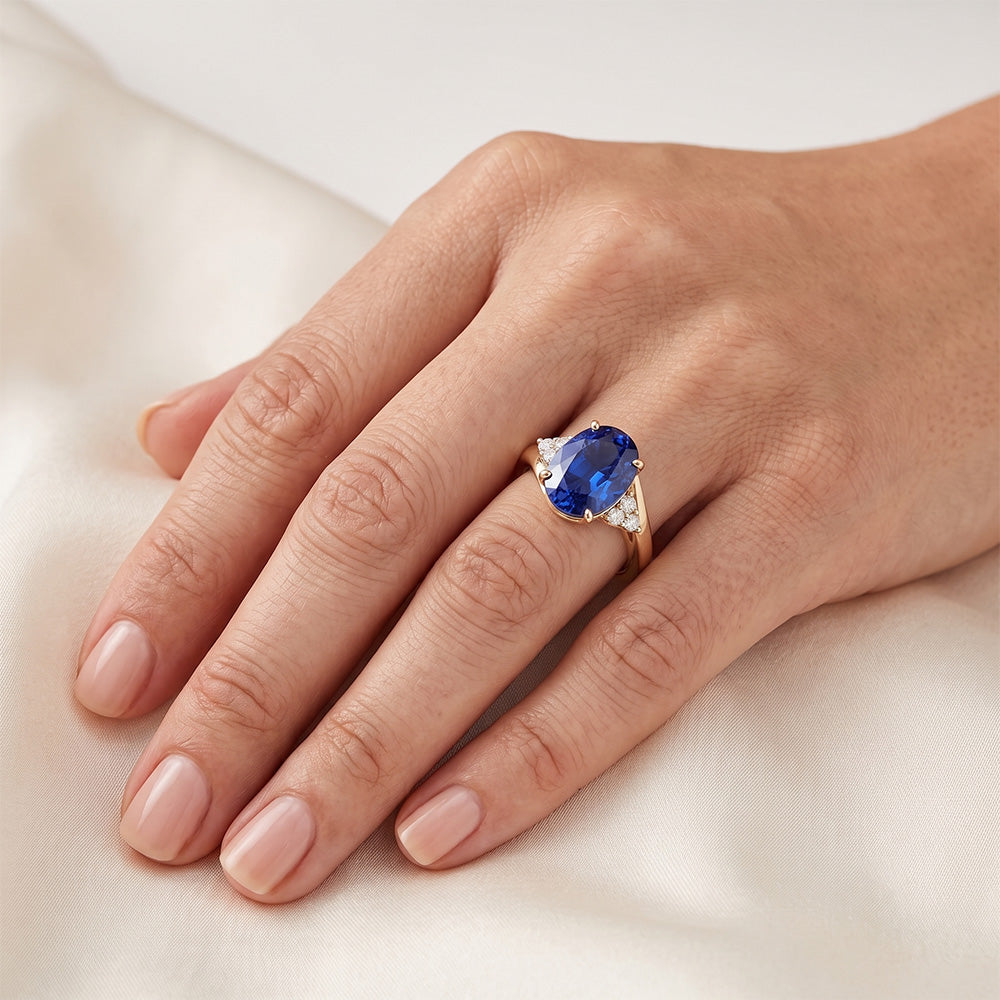 Anello da donna con diamante. punta accentata. zaffiro blu ovale profondo 3.75 carati