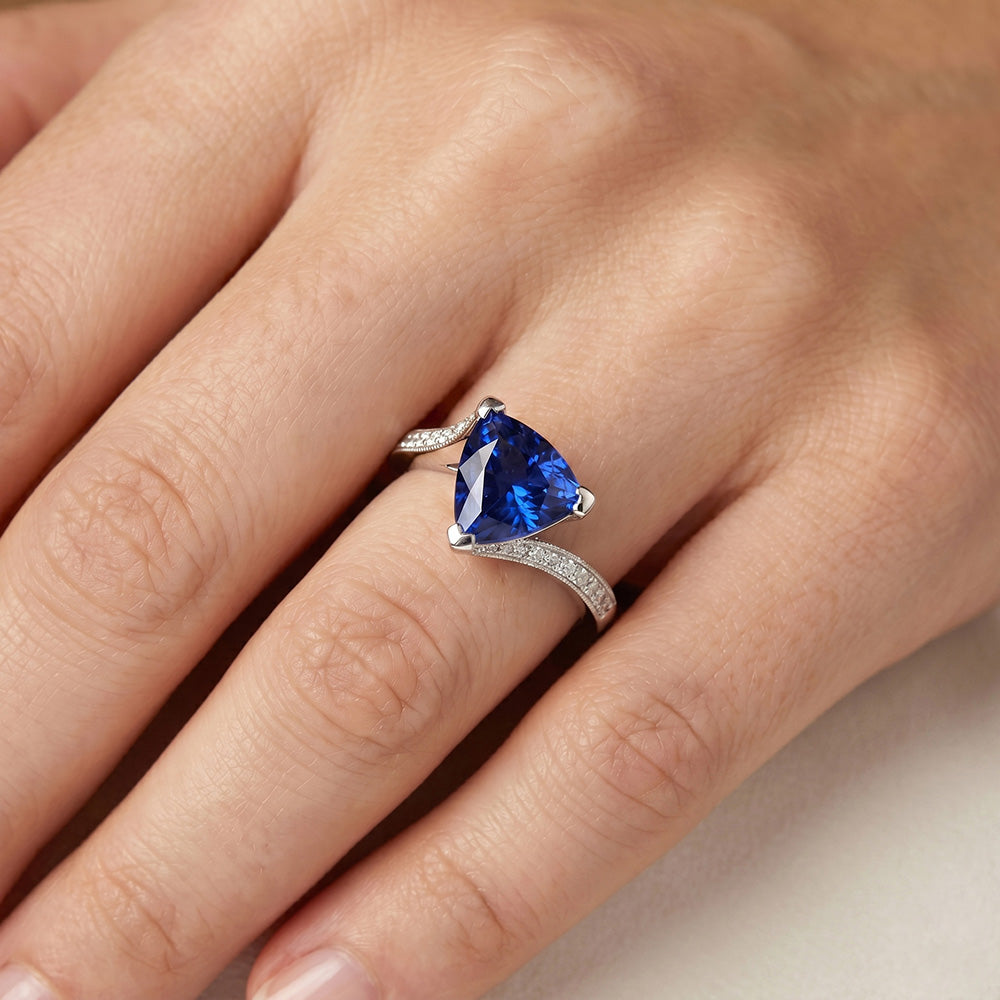 Anello da donna con diamante trilioni di zaffiro blu profondo 2.50 carati con gambo diviso