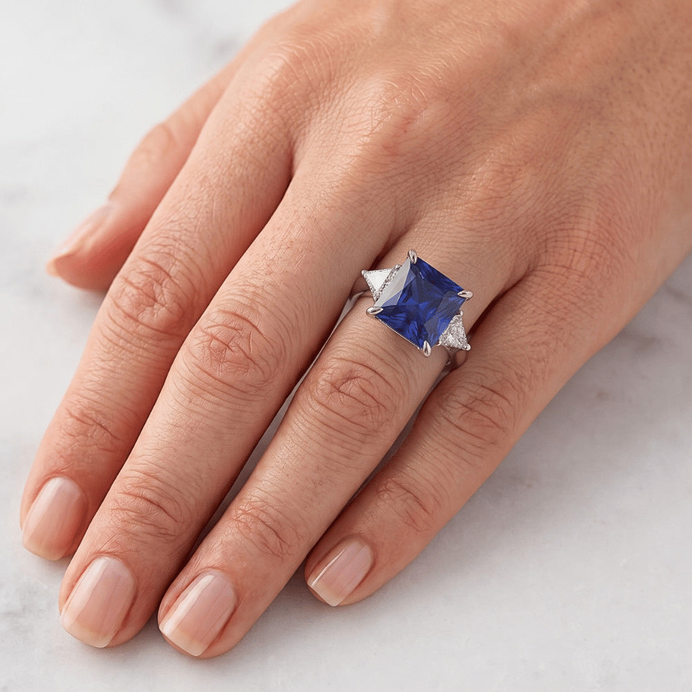 Anello da donna con diamante zaffiro blu principessa 5.25 carati oro bianco