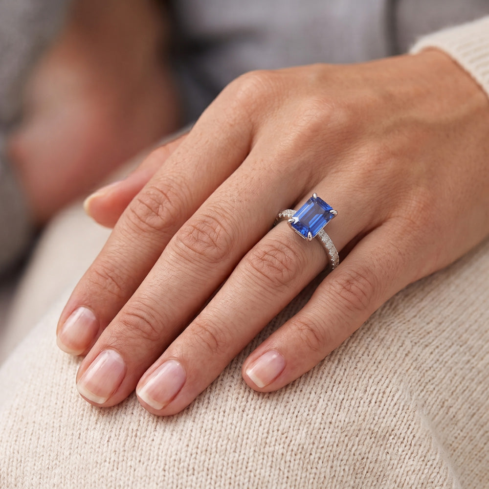 Anello da donna con zaffiro smeraldo 3 carati e pavé di diamanti in oro bianco 14k