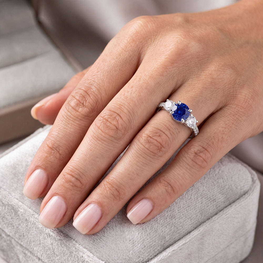 Anello da donna in stile 3 pietre con zaffiro blu e diamanti con accenti di 2 carati e oro bianco 14K