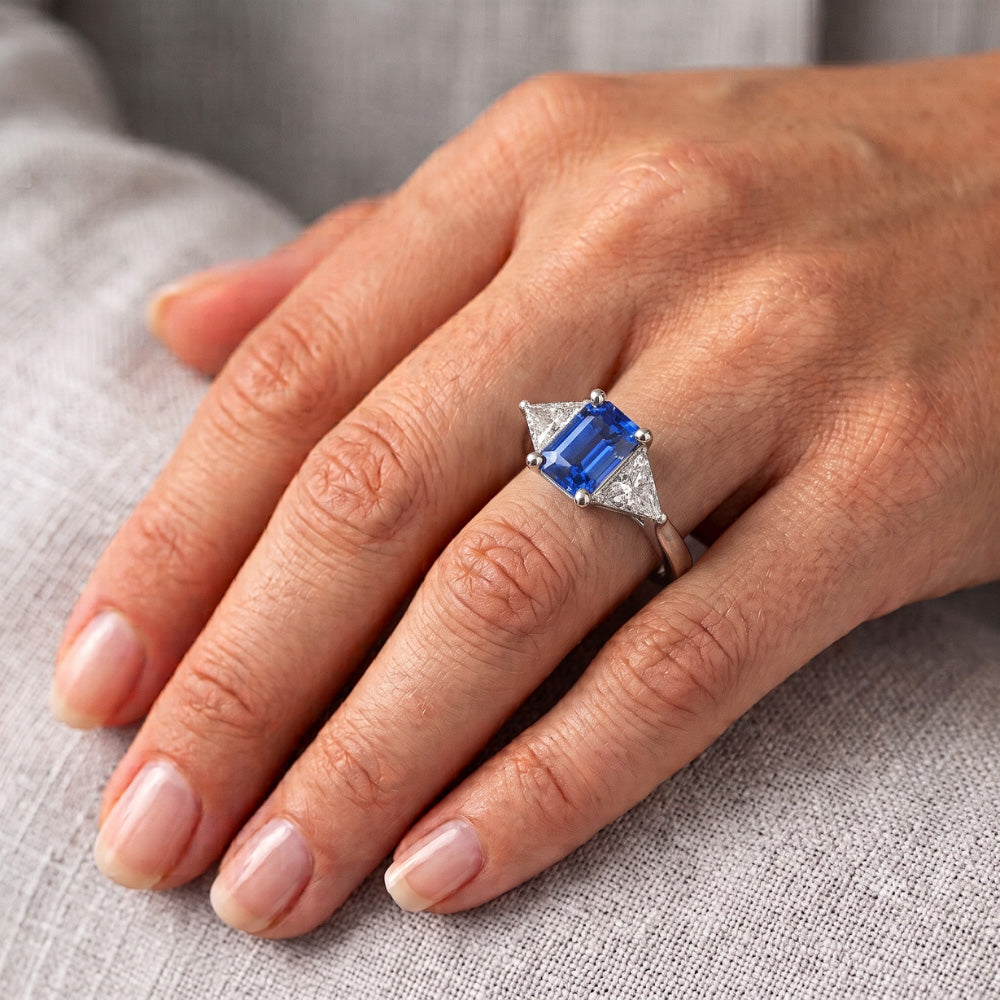 Anello da trilioni di diamanti e zaffiro blu intenso con gambo affusolato 2.50 carati