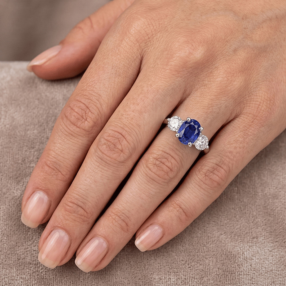 Anello dell'anniversario con tre pietre di zaffiro blu intenso da 3,50 carati