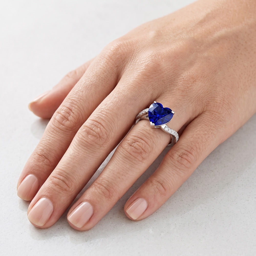 Anello dell'anniversario con zaffiro a cuore da 3,50 carati e oro con gambo intrecciato con diamanti