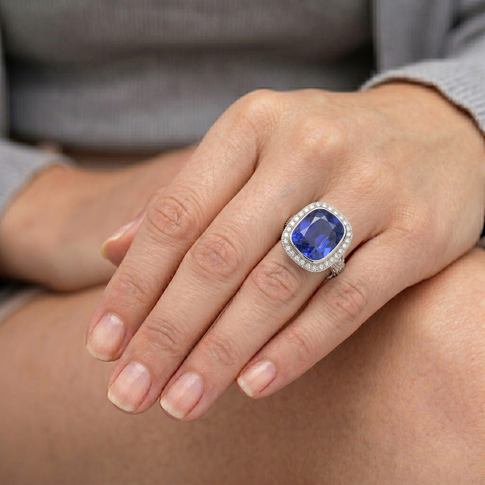Anello di diamanti in stile antico con castone e cuscino con zaffiro di Ceylon 8 carati