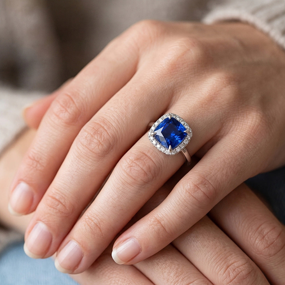 Anello di fidanzamento Halo con zaffiro blu da 2,75 carati e diamante incastonato in oro
