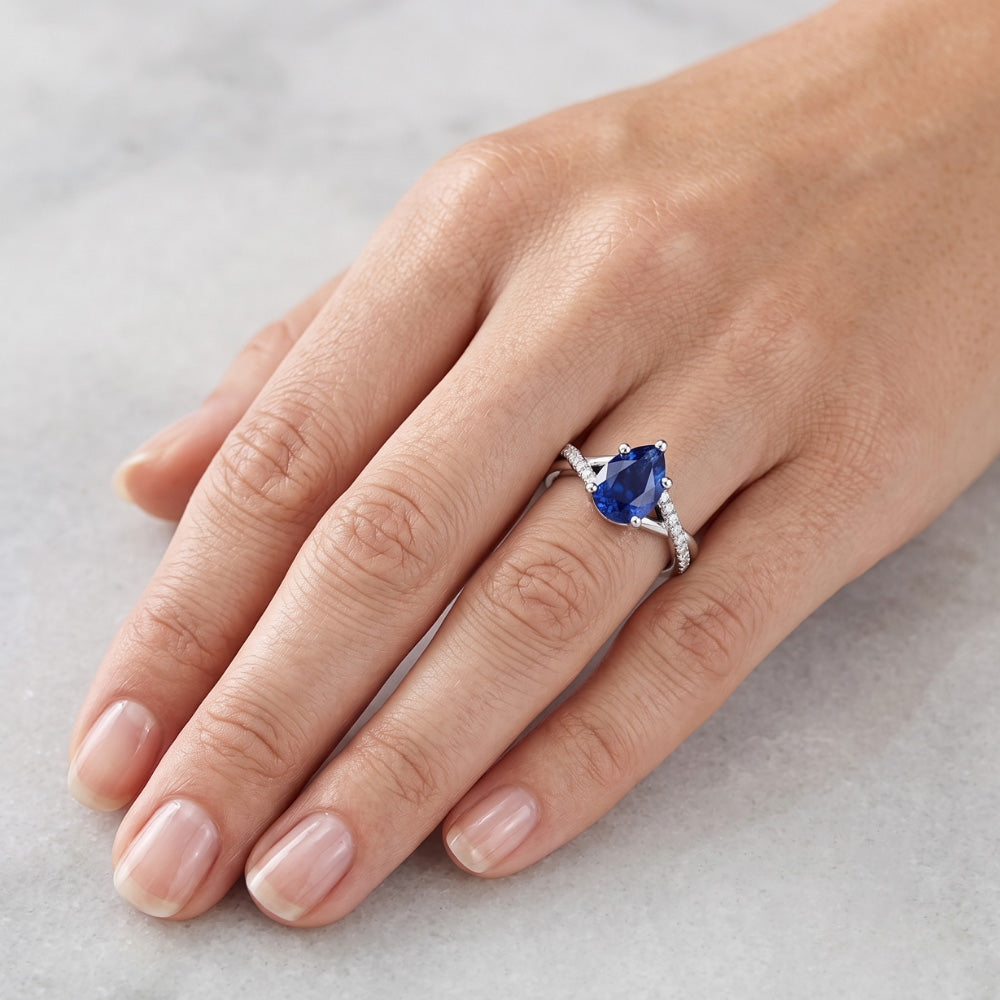 Anello di fidanzamento Twist Style con diamante blu zaffiro da 2,50 carati in oro bianco 14K