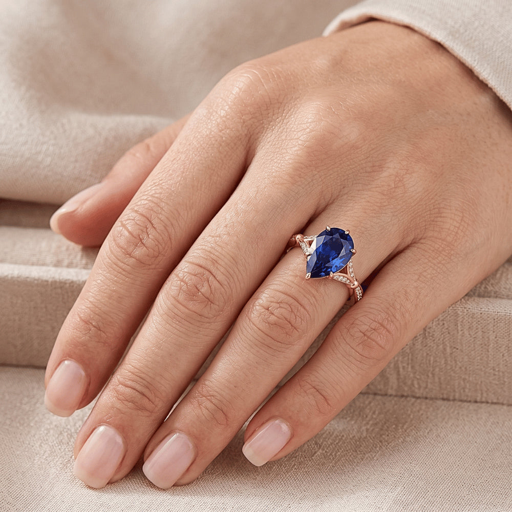 Anello di fidanzamento accentato pera zaffiro Ceylon e diamanti 4.50 carati