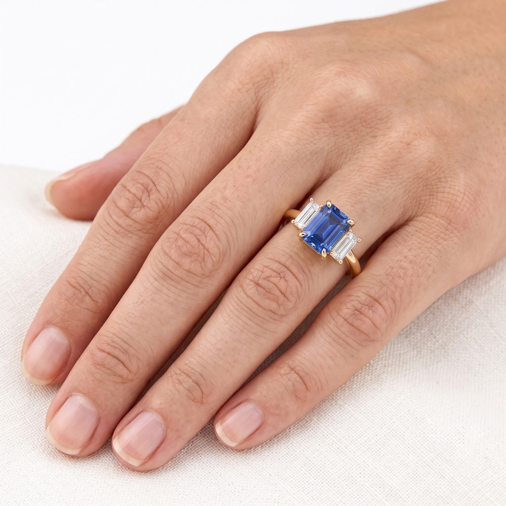 Anello di fidanzamento con 3 pietre blu zaffiro smeraldo e taglio baguette 3 carati