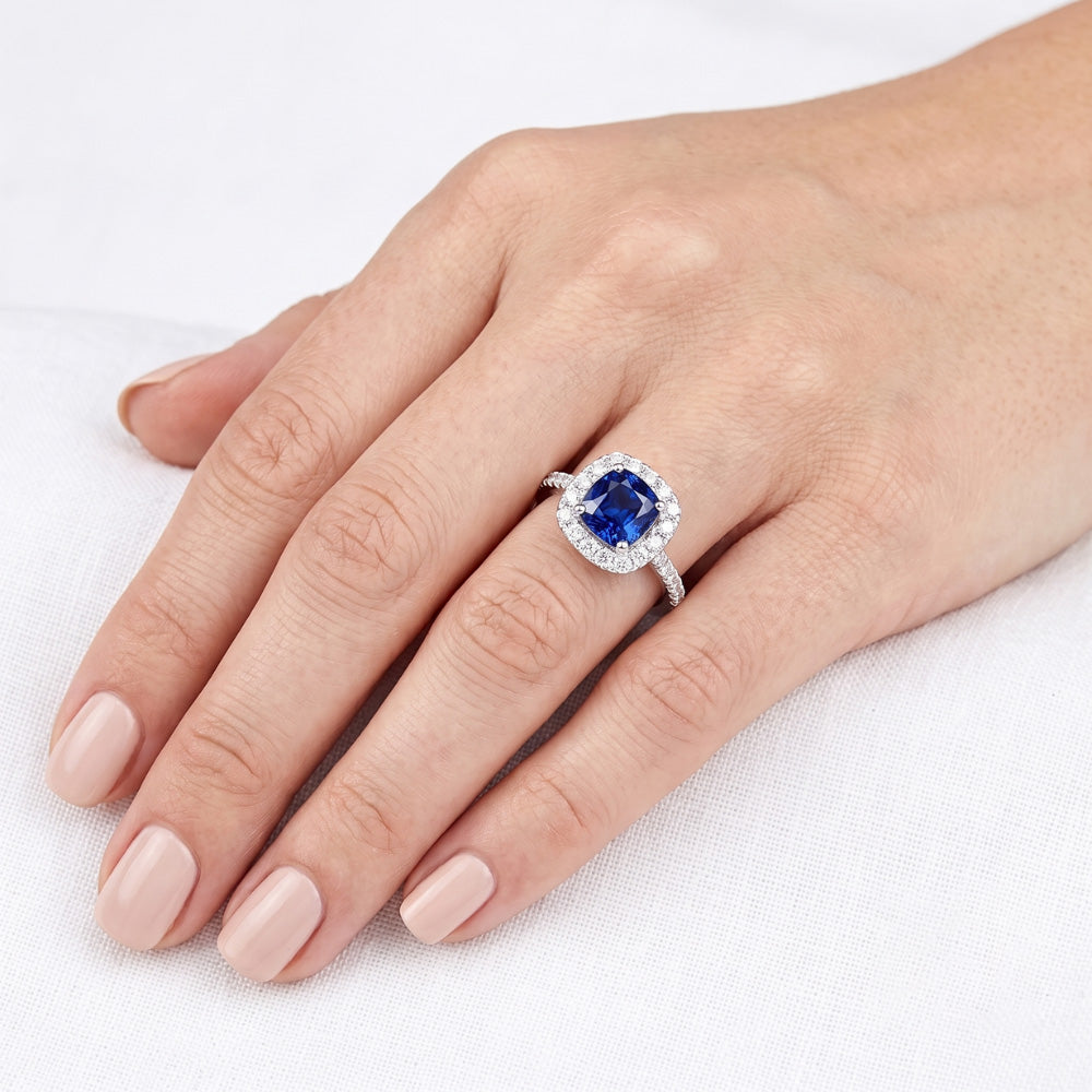 Anello di fidanzamento con cuscino aureola con zaffiro 2.50 carati di diamanti in oro 14K