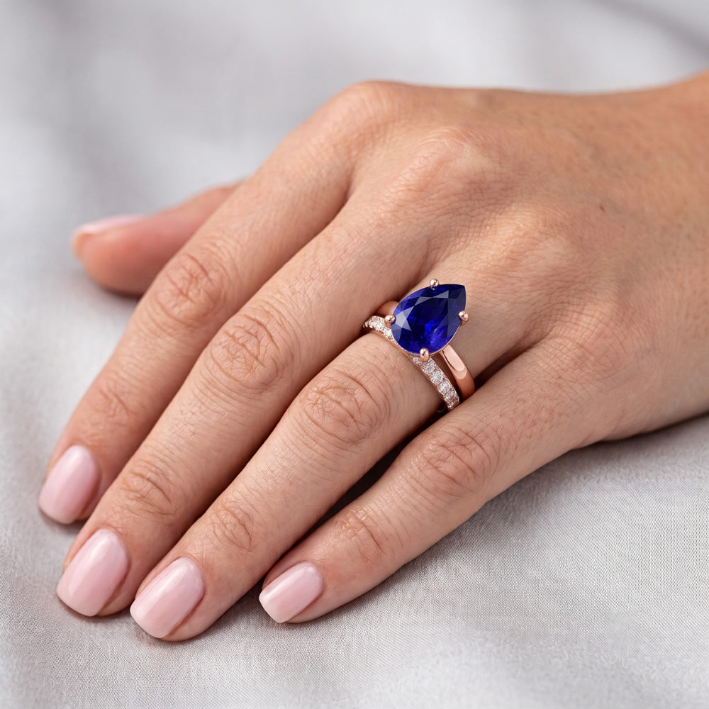 Anello di fidanzamento con gemma di pera e fascia di diamanti in oro rosa 4 carati