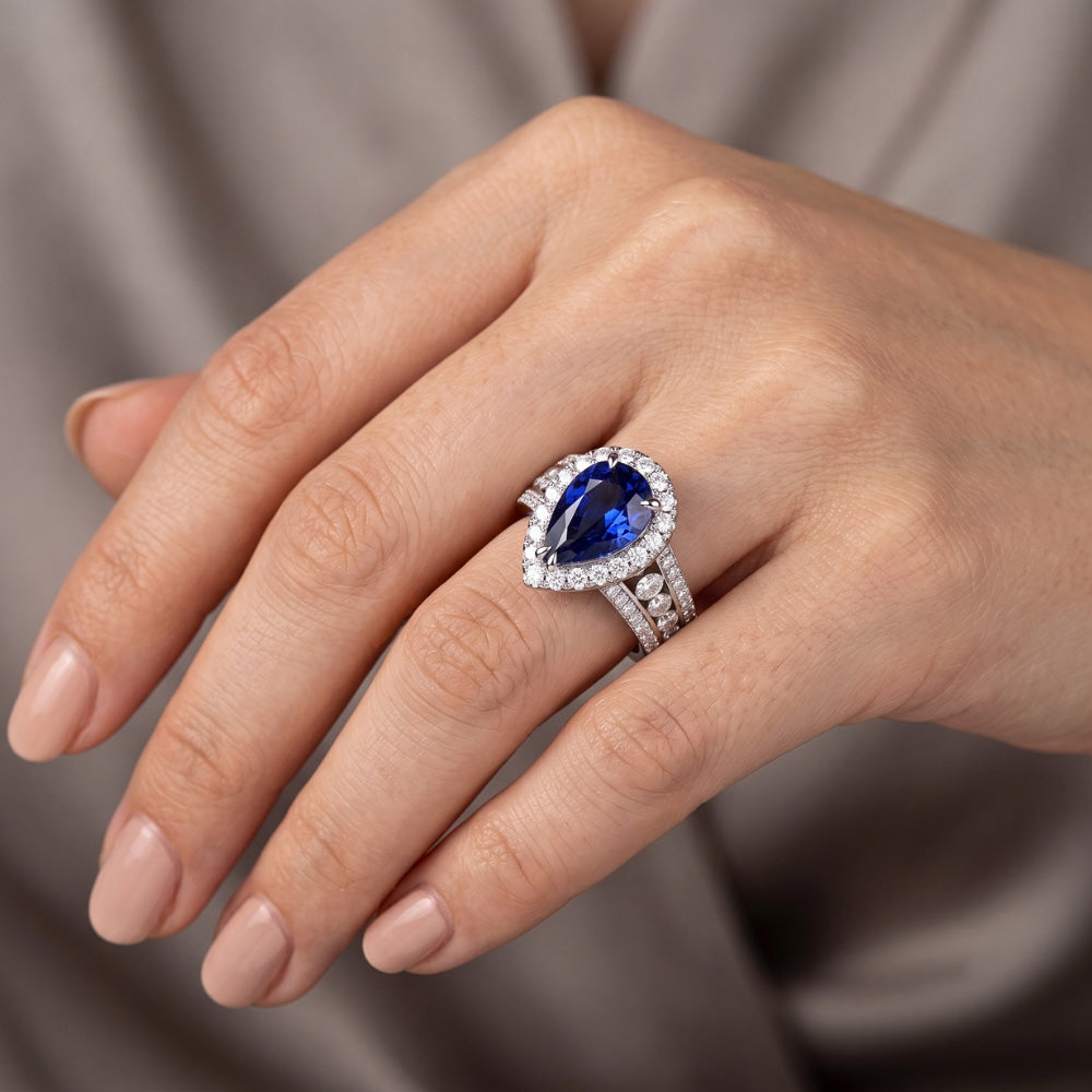 Anello di fidanzamento con pera aureola con zaffiro blu e diamanti 3 carati