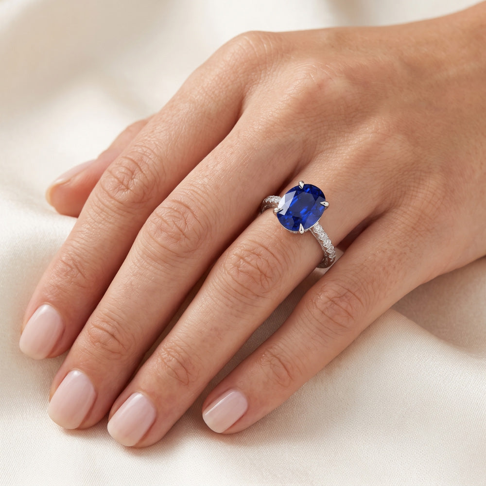 Anello di fidanzamento da donna con zaffiro blu ovale e accenti di diamante 4 carati