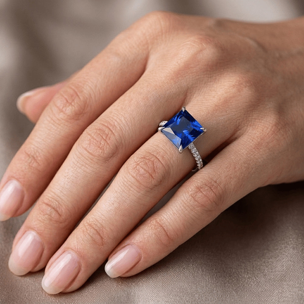 Anello di fidanzamento da donna in oro bianco con zaffiro blu e diamanti 5.50 carati