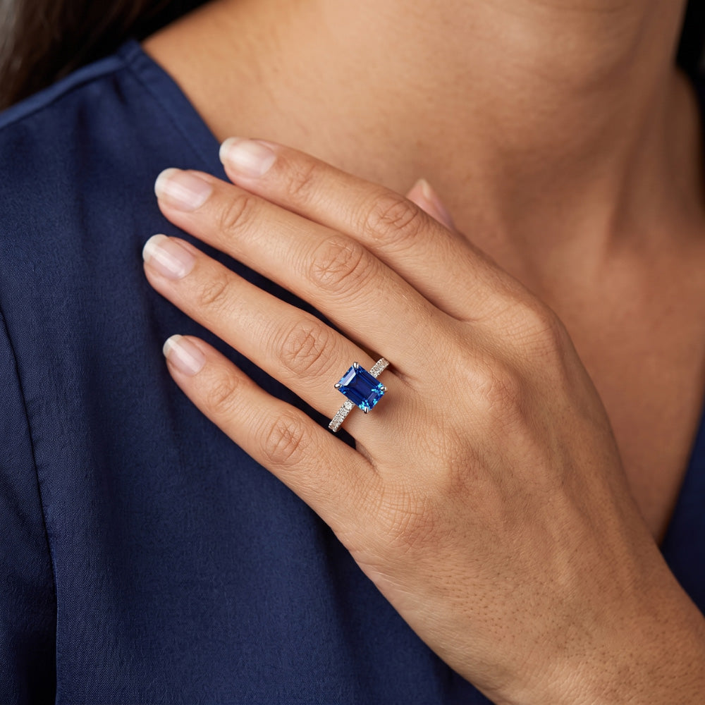 Anello di fidanzamento in oro con zaffiro blu smeraldo e pavé di diamanti 2.50 carati