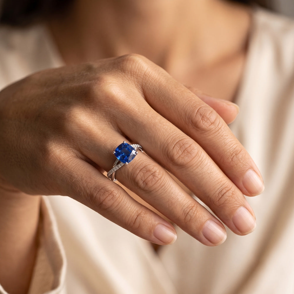 Anello di fidanzamento stile intrecciato con zaffiro a cuscino da 3 carati e diamante