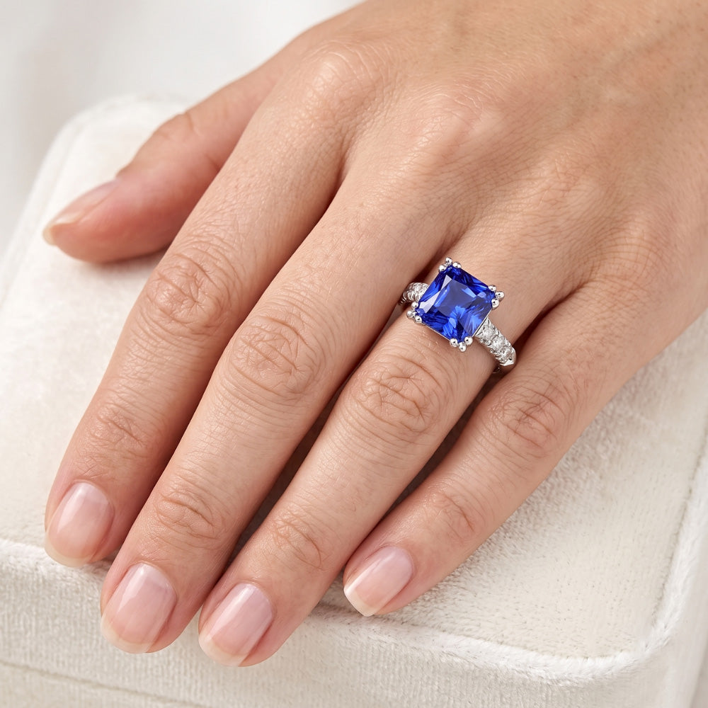 Anello di pietre preziose con zaffiro blu brillante incastonato diamanti 2.50 carati