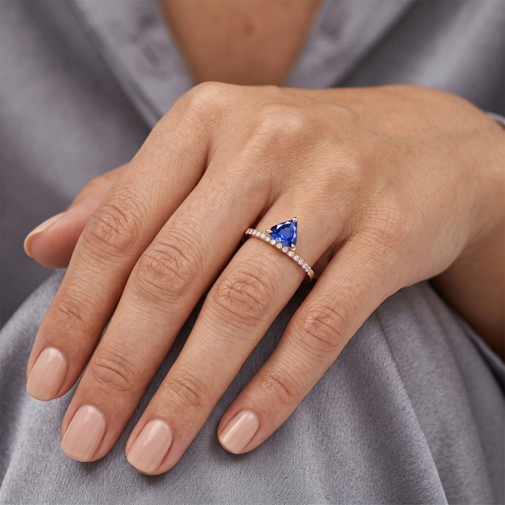 Anello di trilioni di pietre preziose con zaffiro blu, diamanti da 1,50 carati con oro bianco 14K