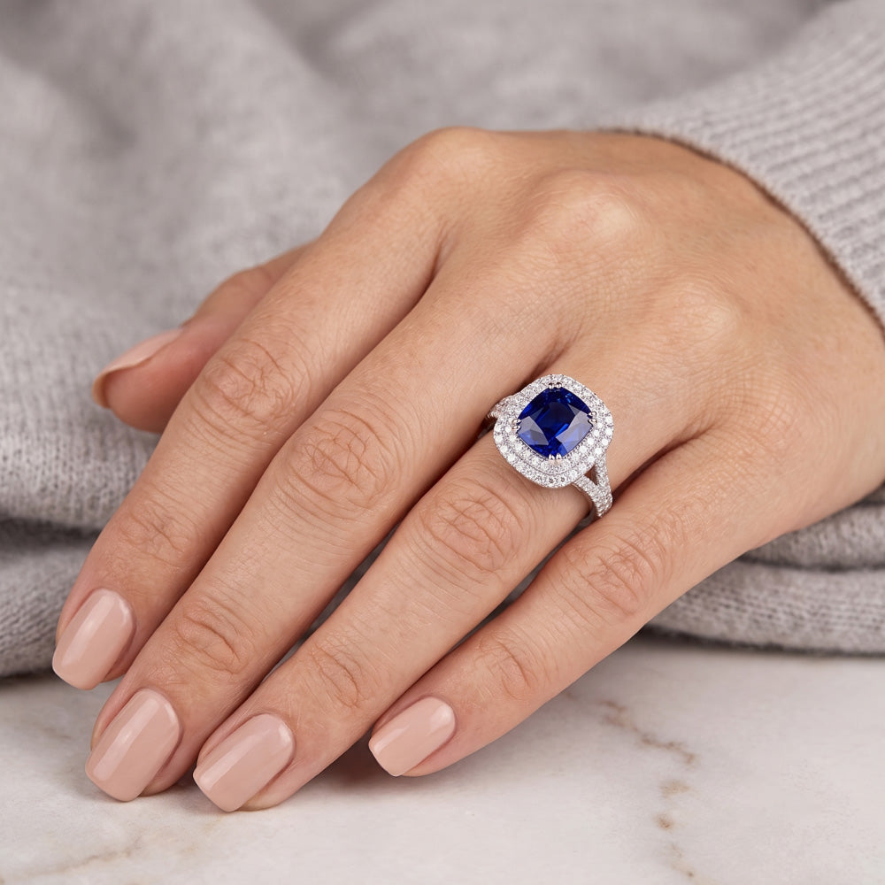 Anello doppio alone con zaffiro a cuscino da 4 carati e pavé di diamanti con gambo diviso