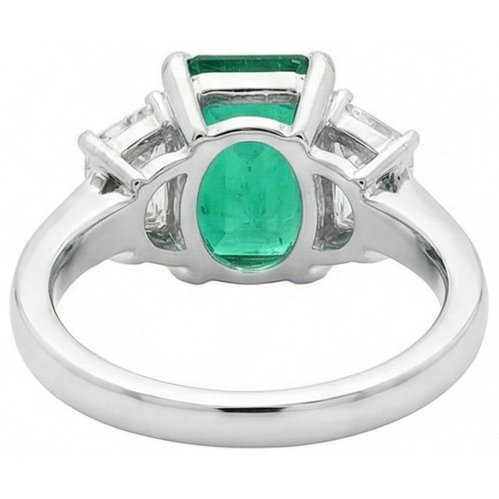 Anello in oro bianco 14K con 3 pietre di smeraldo verde e diamanti da 2.50 carati