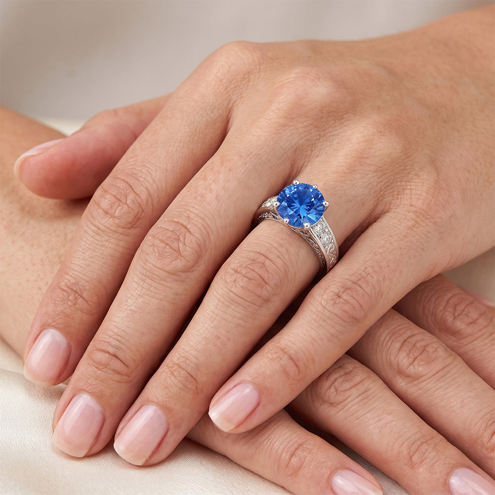 Anello in oro bianco 14K con diamanti e zaffiro di Ceylon rotondo da 2,60 carati