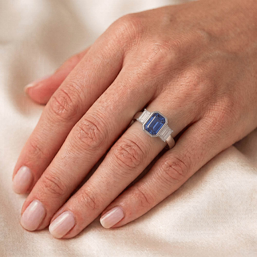 Anello in oro bianco 14K con zaffiro blu smeraldo e diamanti Princess da 1,50 ct