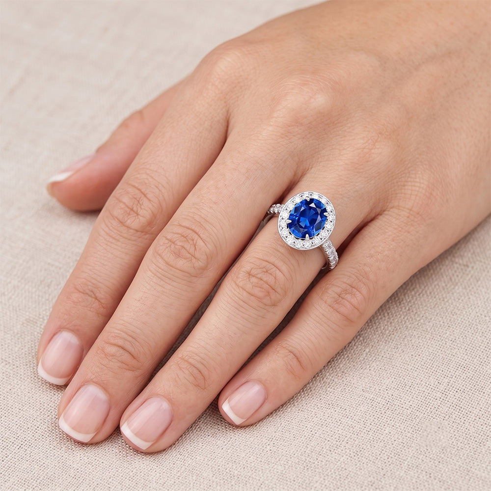 Anello in oro bianco 14K con zaffiro e diamanti incastonati da 4,25 carati