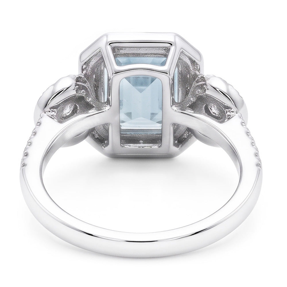 Anello in oro bianco con acquamarina taglio smeraldo da 6.25 ct e piccoli diamanti