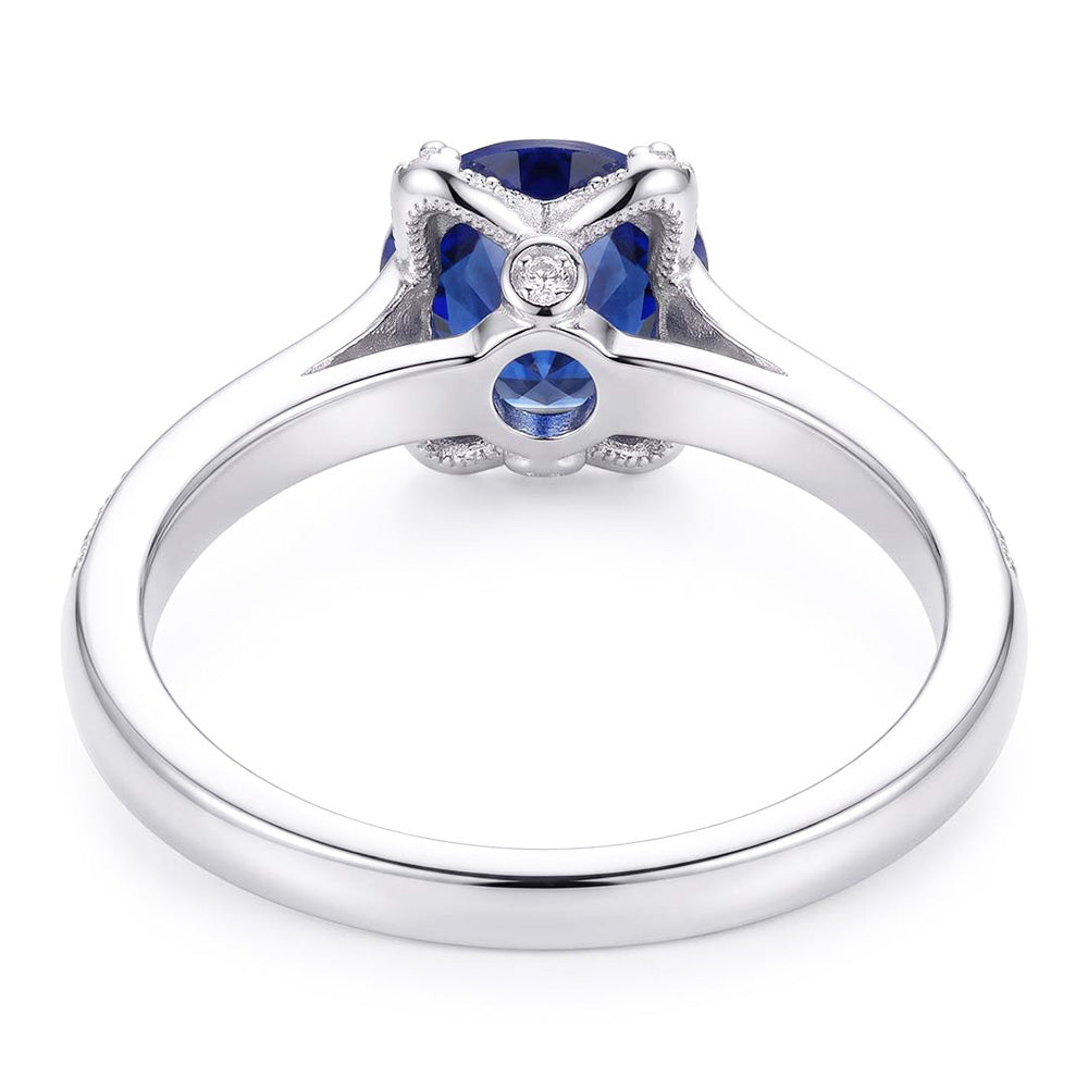 Anello in oro bianco con diamante zaffiro blu intenso con accenti 2.50 carati