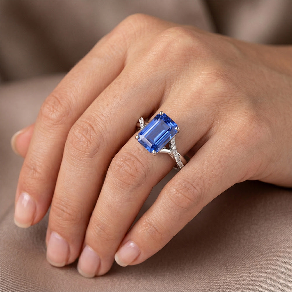 Anello in oro bianco con zaffiro dello Sri Lanka taglio smeraldo e diamante 5.25 carati