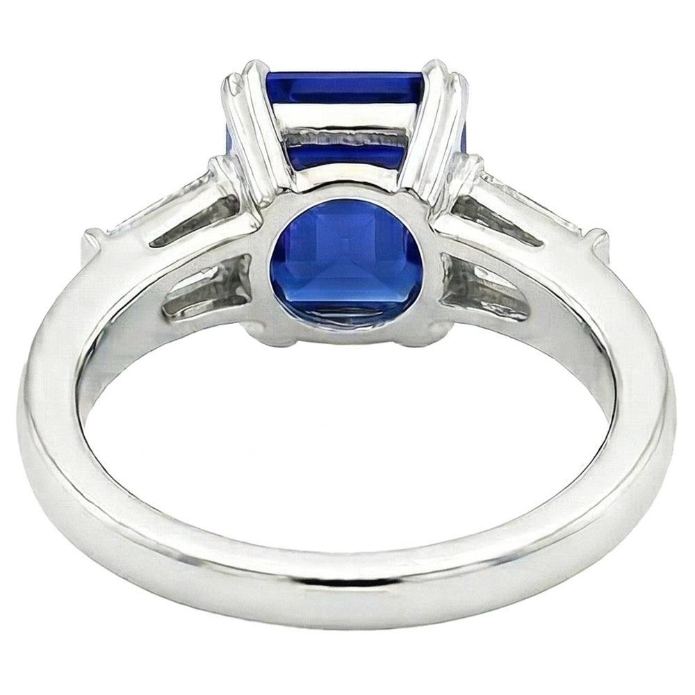 Anello in oro con tre pietre di zaffiro Asscher 2.50 carati di diamanti baguette