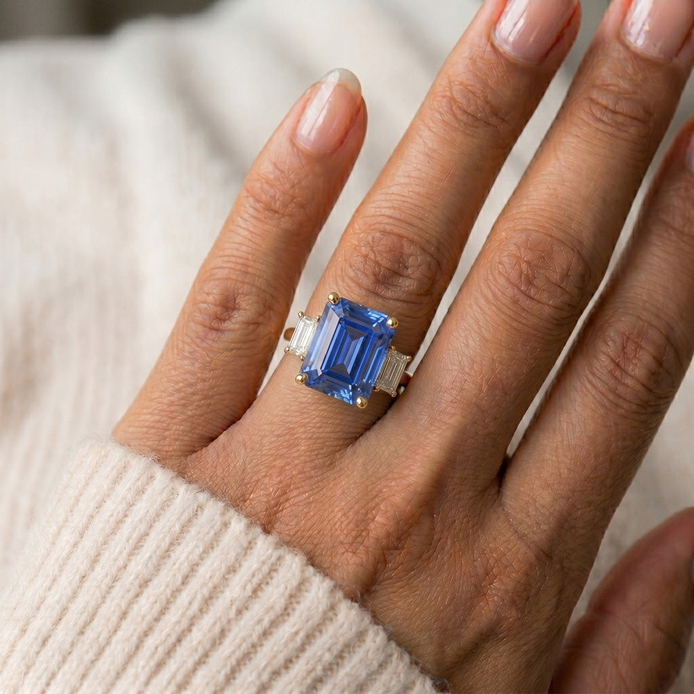 Anello in oro giallo con 3 pietre di zaffiro blu e diamanti 9 carati