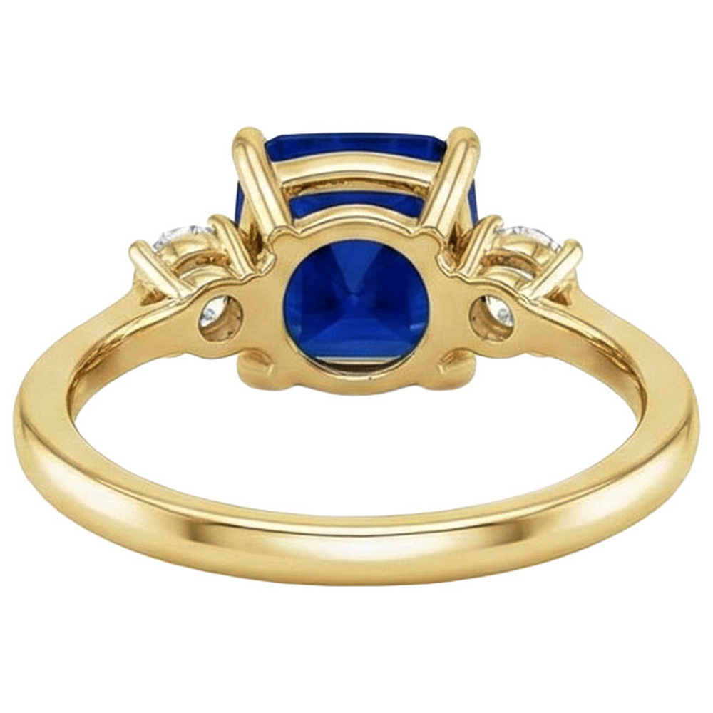 Anello in oro giallo con 3 pietre. diamante e cuscino. zaffiro blu 2.50 carati