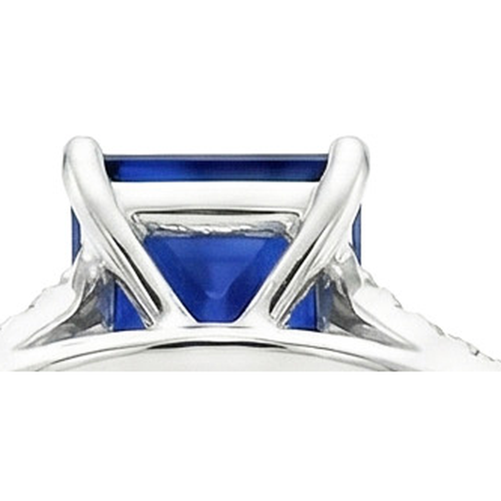 Anello in pietra preziosa solitario taglio principessa con accenti di diamanti pavé 6 carati