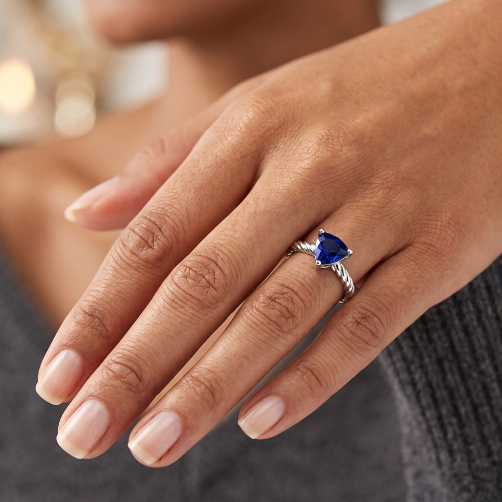 Anello in stile corda solitario trilioni di zaffiro blu intenso da 1 carato con oro bianco 14K
