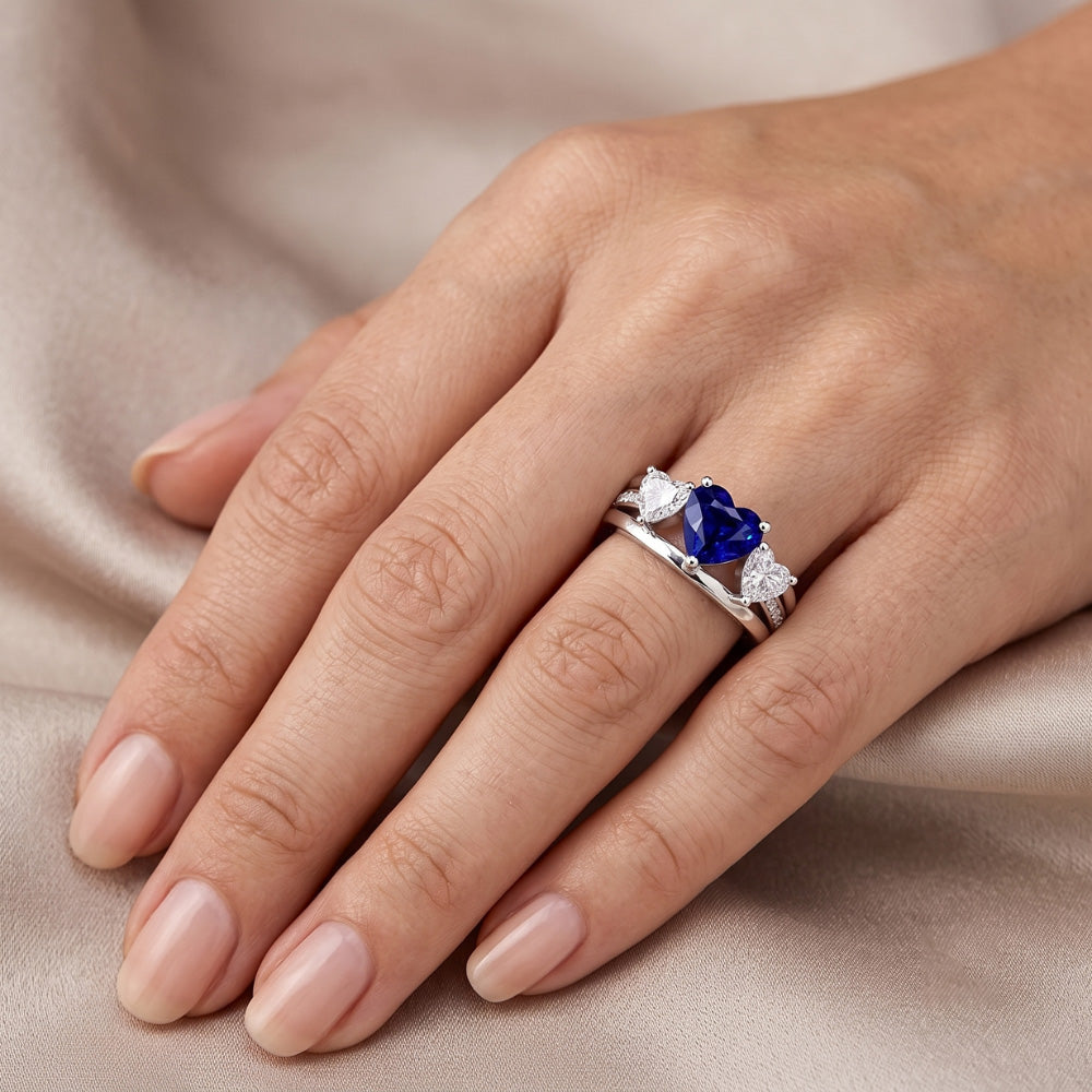 Anello in zaffiro blu con 3 pietre e diamanti a cuore con accenti 3.50 carati