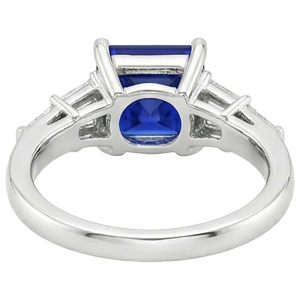 Anello in zaffiro taglio principessa con baguette affusolate. oro 4.50 carati 14K