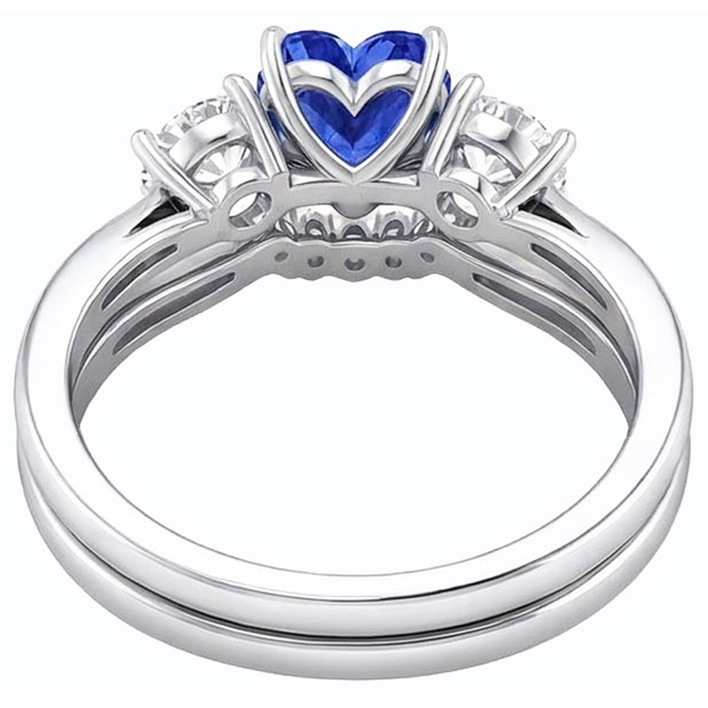 Anello nuziale con 3 pietre incastonato con zaffiro blu a cuore e diamanti rotondi 3 carati