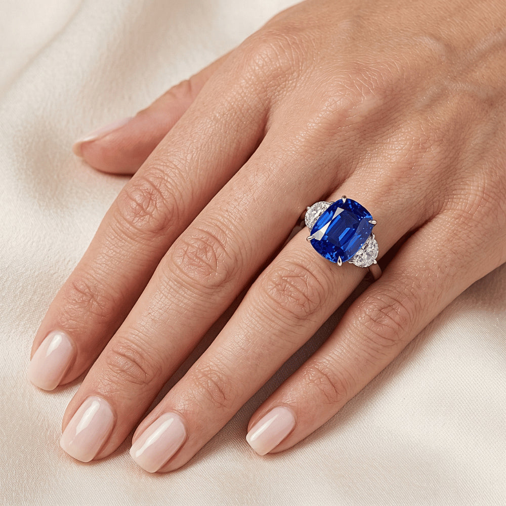 Anello ovale con tre pietre di zaffiro blu 4.50 carati di diamanti a mezza luna
