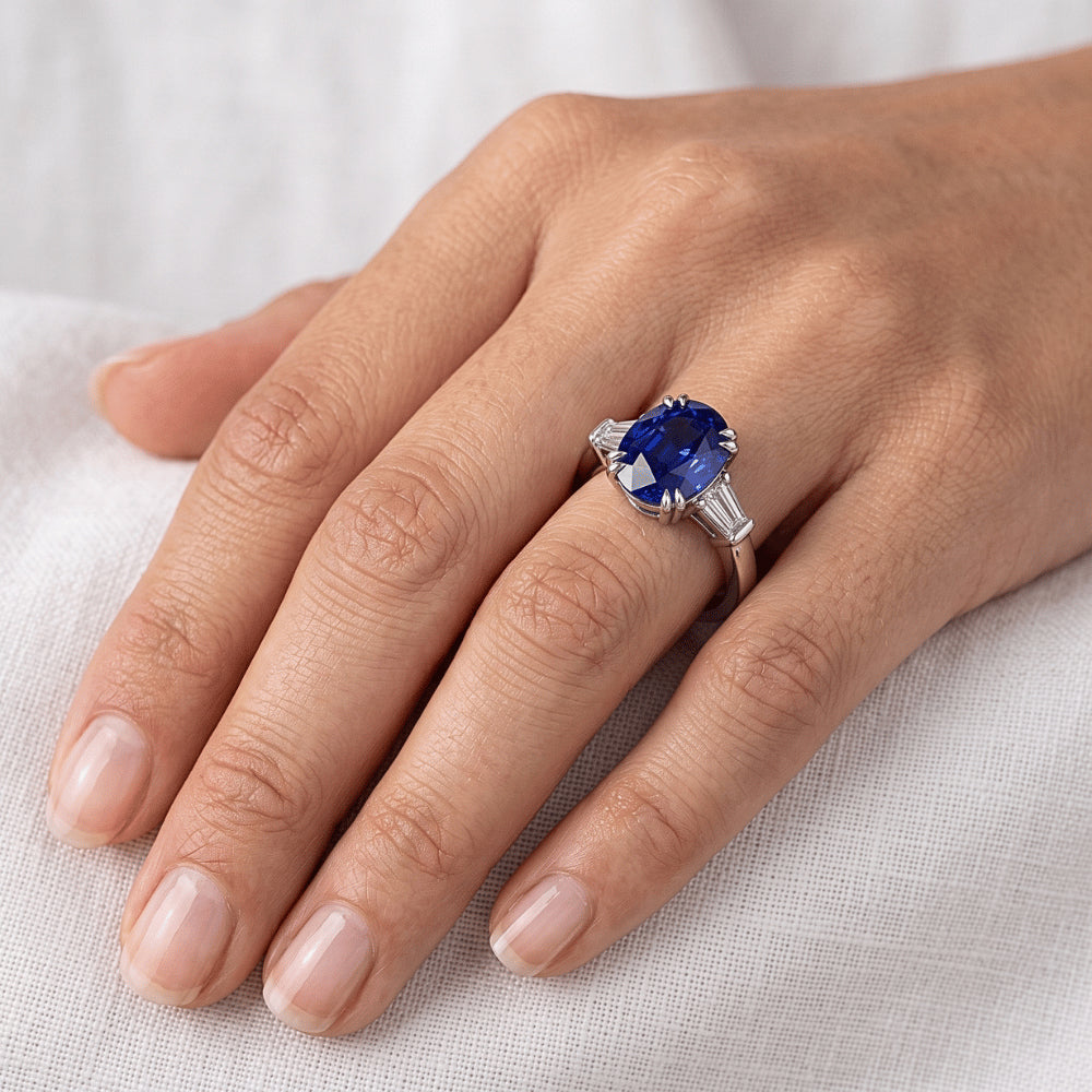 Anello ovale con tre pietre di zaffiro blu con diamante baguette 3.25 carati
