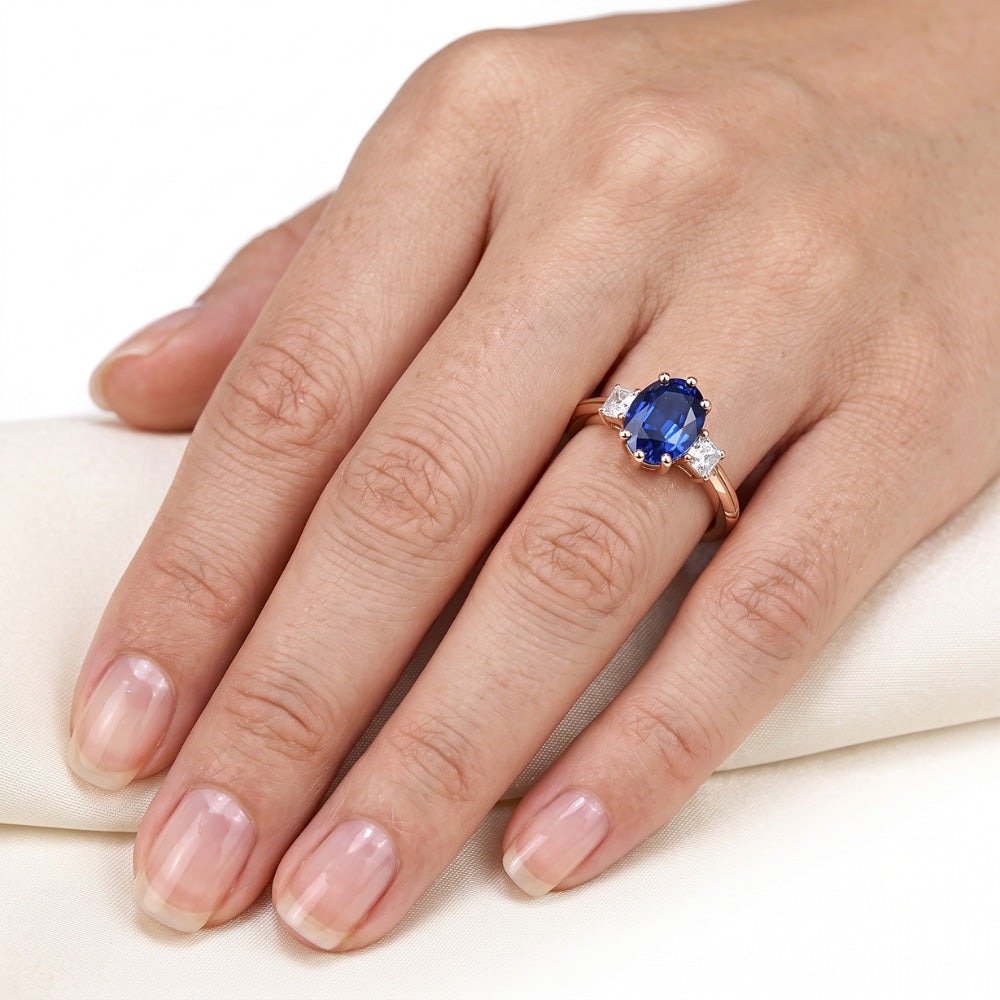 Anello ovale con tre pietre di zaffiro blu e diamanti 2.50 carati