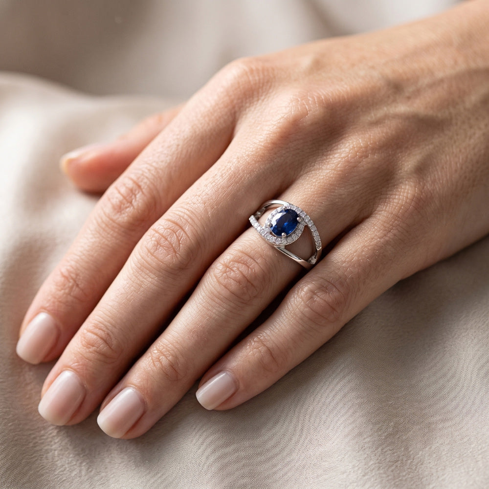 Anello ovale in oro bianco 14K con zaffiro blu di Ceylon e diamanti da 2,75 ct