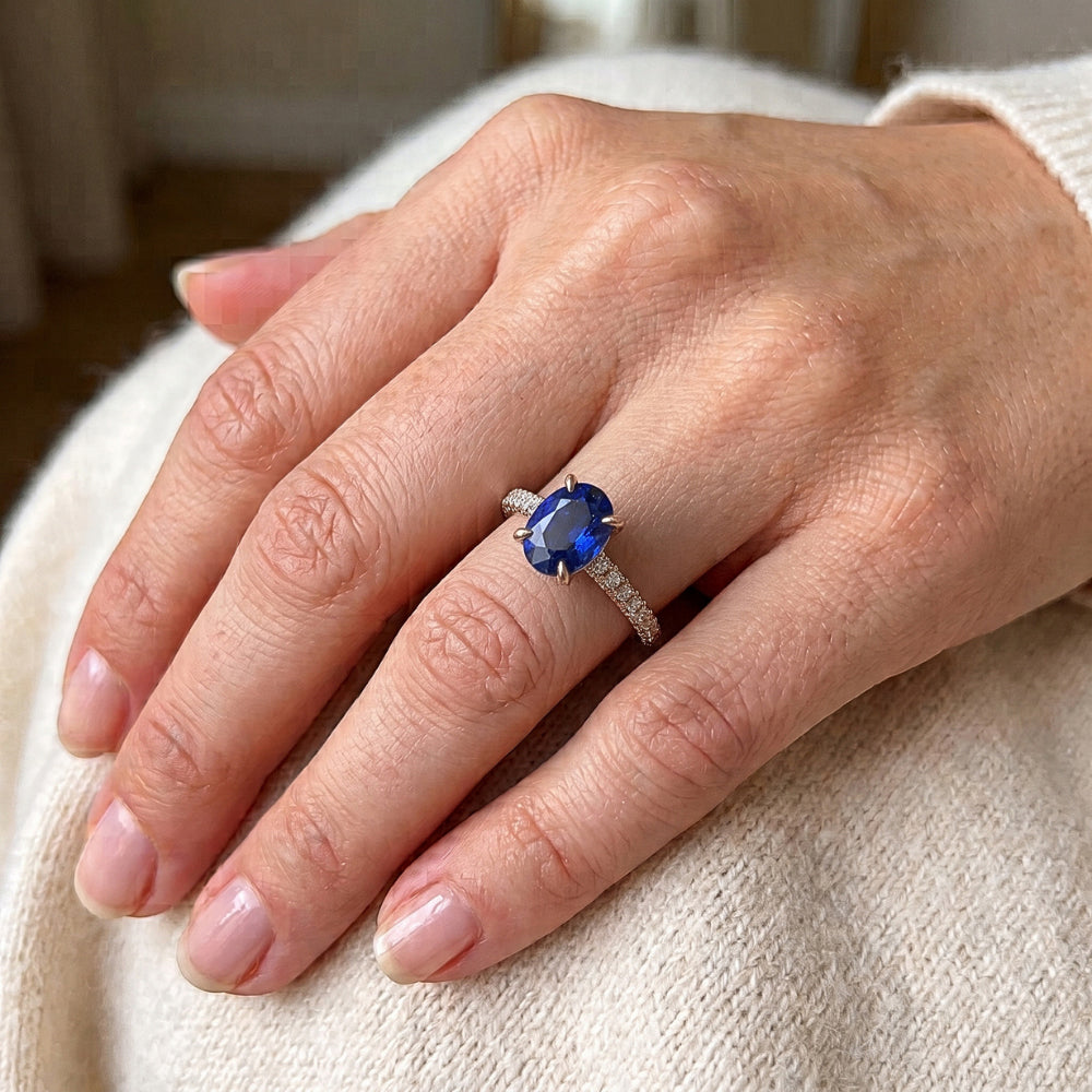 Anello ovale pietra preziosa zaffiro blu e pavé di diamanti 3.50 carati