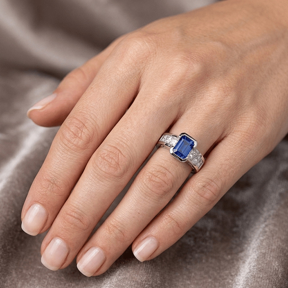Anello principessa con diamanti. lingotto d'oro. 2.50 carati. smeraldo. zaffiro di Ceylon