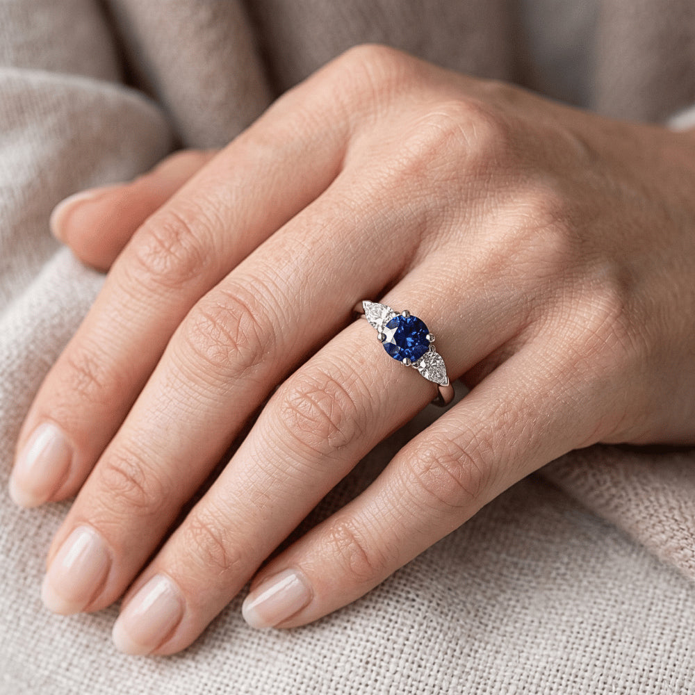 Anello rotondo in zaffiro blu naturale con tre pietre di diamante a forma di pera da 1,50 carati e oro bianco 14K