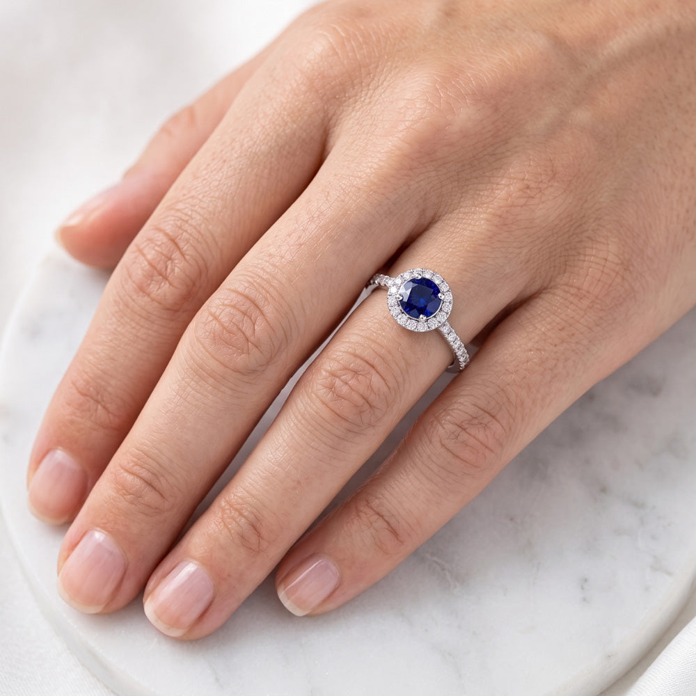 Anello rotondo in zaffiro da 2,50 carati con diamanti scintillanti e oro bianco 14K