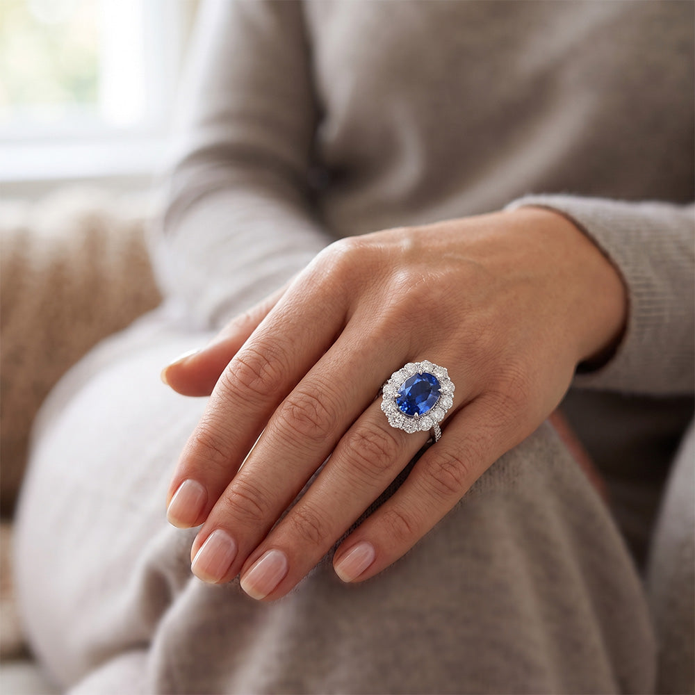 Anello solitario con accenti di zaffiri e diamanti dello Sri Lanka da 4,75 carati WG in oro bianco 14K