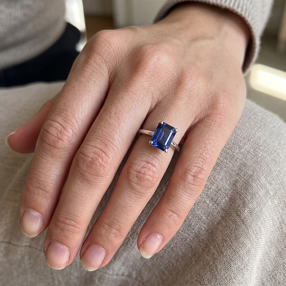 Anello solitario con pietre preziose Zaffiro di Ceylon a forma di smeraldo 2.50 carati