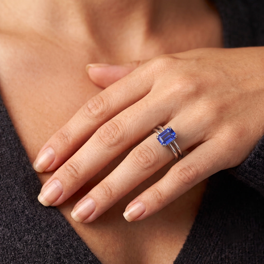 Anello solitario con zaffiro blu smeraldo a doppia punta con gambo diviso 2 carati